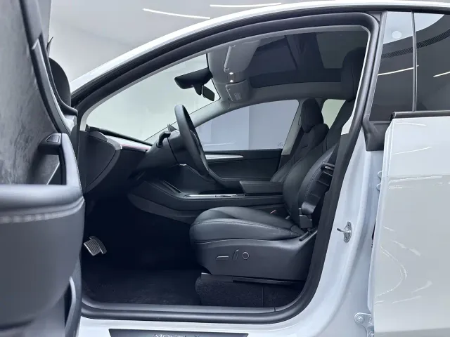 Tesla Model Y — Фото автомобиля 15