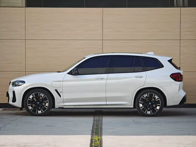 BMW iX3 — Фото автомобиля 2
