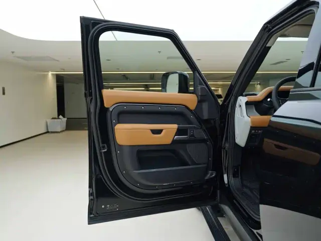 Land Rover Defender — Фото автомобиля 16