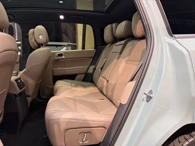 Li Auto L6 — Фото автомобиля 9