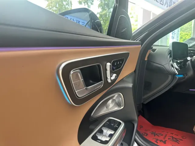 Mercedes-Benz E-Class — Фото автомобиля 4
