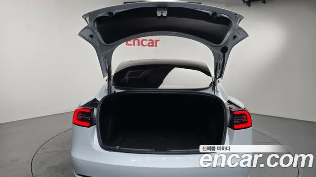 Tesla Model 3 — Фото автомобиля 24