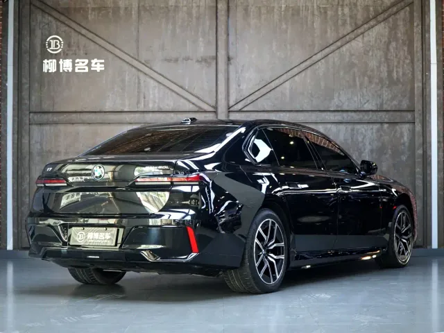 BMW i7 — Фото автомобиля 23