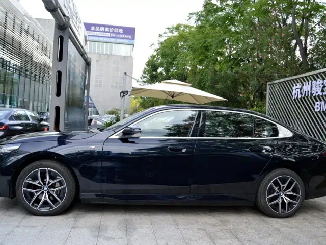 BMW i5 — Фото автомобиля 5