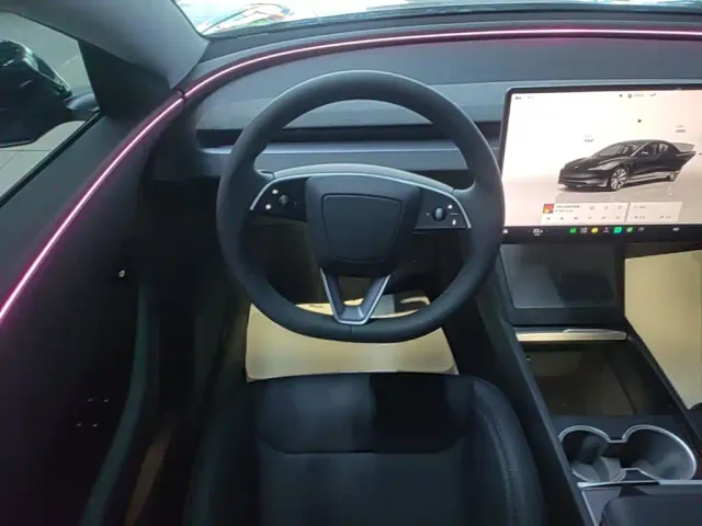 Tesla Model 3 — Фото автомобиля 10