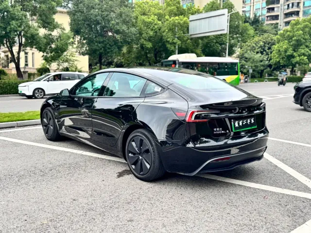 Tesla Model 3 — Фото автомобиля 19