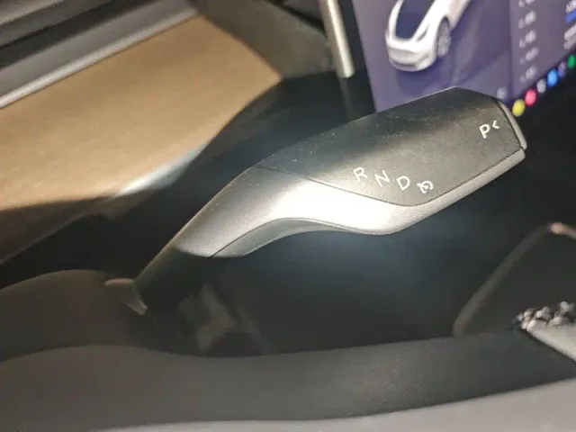 Tesla Model Y — Фото автомобиля 6