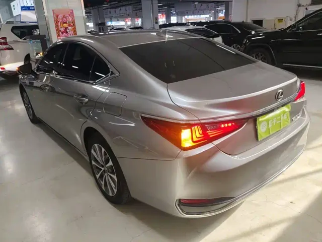 Lexus ES — Фото автомобиля 4