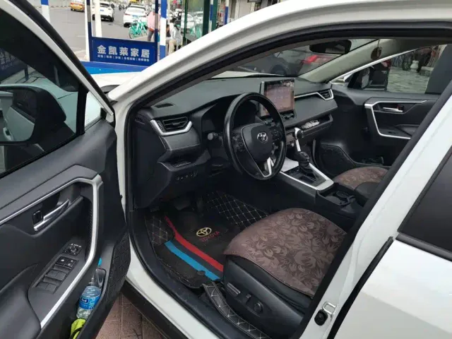 Toyota RAV4 — Фото автомобиля 11