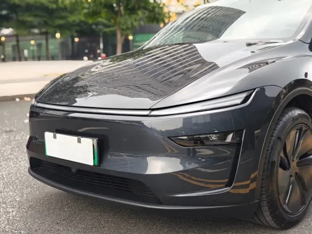 Tesla Model Y — Фото автомобиля 23