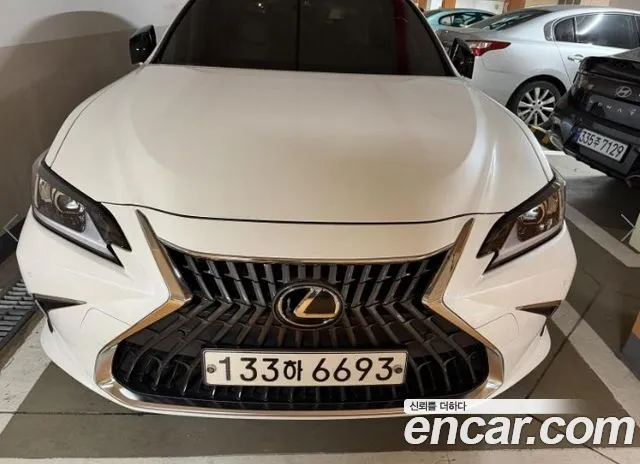 Фотография автомобиля — Lexus ES 7th Gen
