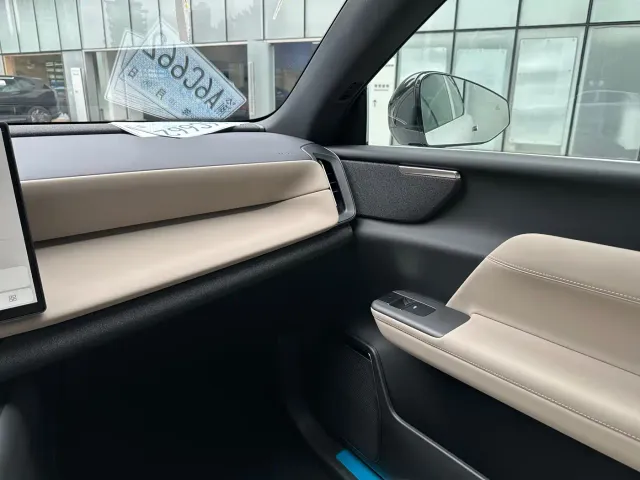 Volvo XC70 Plug-in Hybrid — Фото автомобиля 11