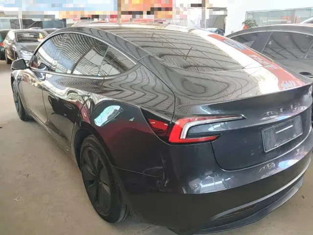 Tesla Model 3 — Фото автомобиля 4