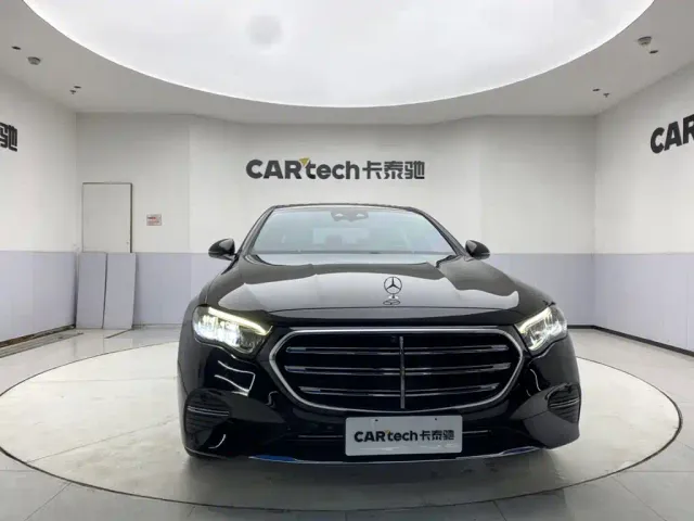 Mercedes-Benz E-Class — Фото автомобиля 3