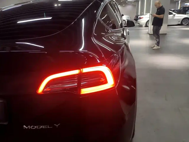 Tesla Model Y — Фото автомобиля 7