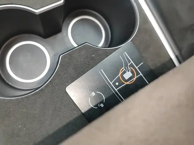 Tesla Model Y — Фото автомобиля 8