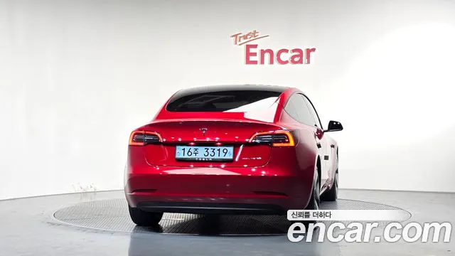 Tesla Model 3 — Фото автомобиля 4