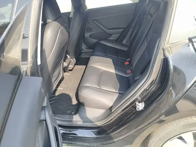 Tesla Model 3 — Фото автомобиля 16