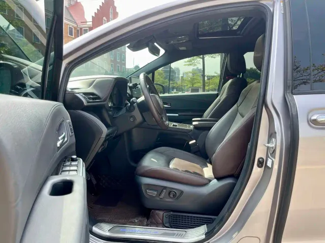 Toyota Sienna — Фото автомобиля 26