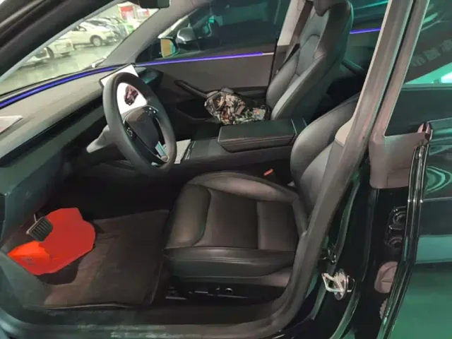 Tesla Model 3 — Фото автомобиля 14
