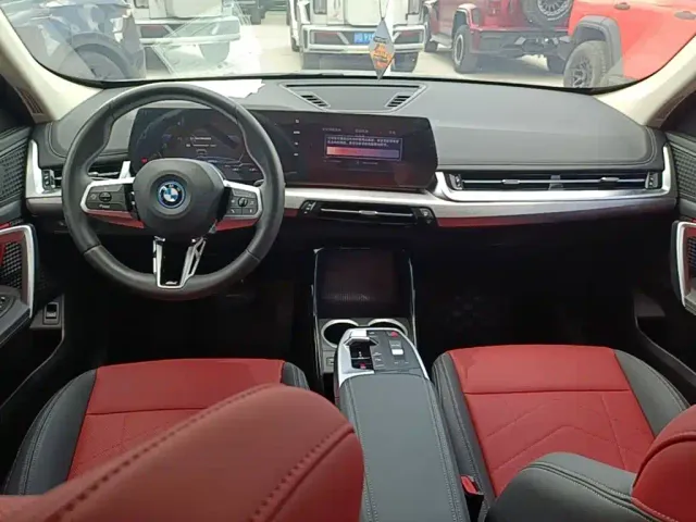 BMW iX1 — Фото автомобиля 9