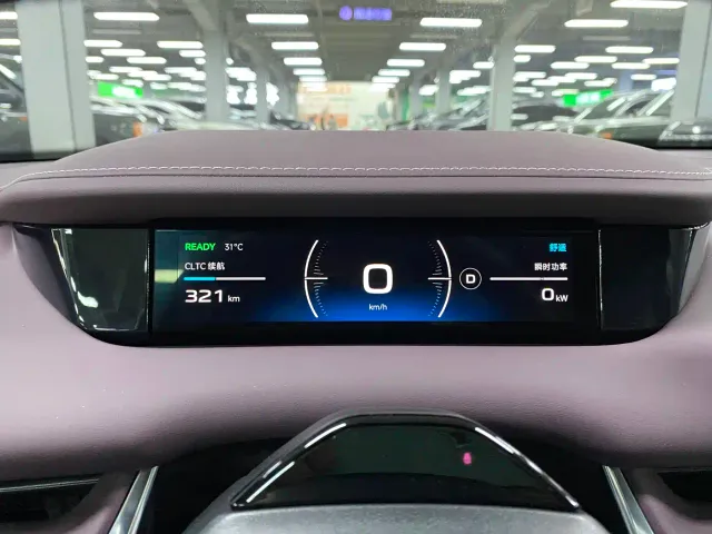 Xiaomi SU7 — Фото автомобиля 12