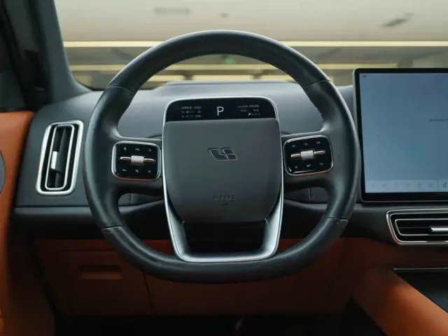 Li Auto L8 — Фото автомобиля 15