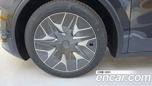 Tesla Model Y — Фото автомобиля 6