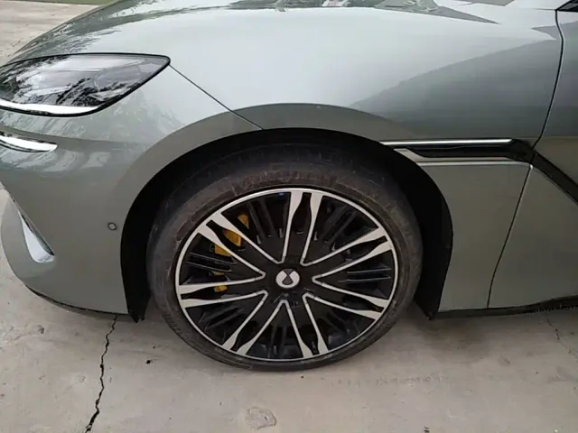 Denza Z9GT — Фото автомобиля 22