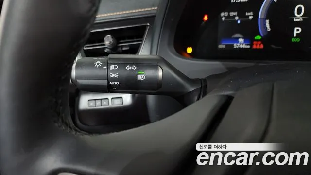 Lexus UX — Фото автомобиля 15