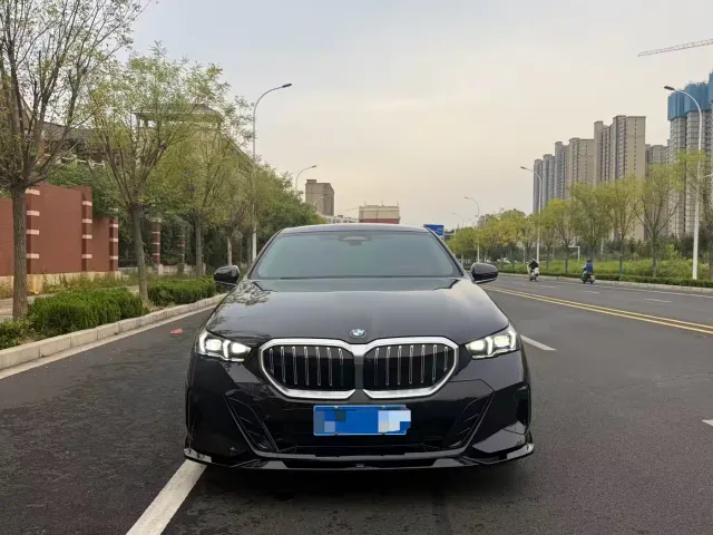 BMW 5 Series — Фото автомобиля 17