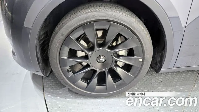 Tesla Model Y — Фото автомобиля 5