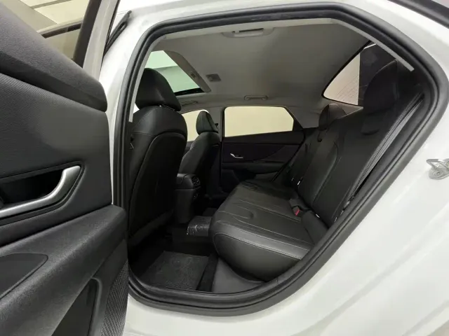 Hyundai Elantra 2022 1.5L CVT LUX Premium Edition — Фото автомобиля 16