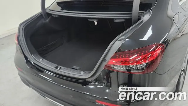 Mercedes-Benz E-Class — Фото автомобиля 11