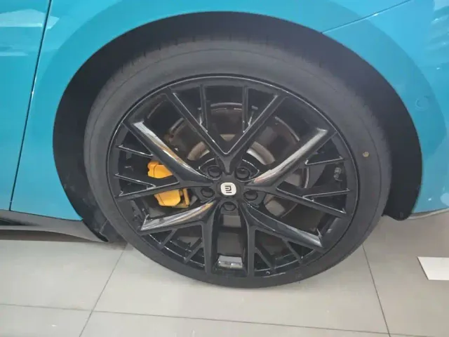 Xiaomi SU7 — Фото автомобиля 21