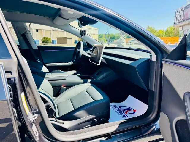Tesla Model 3 — Фото автомобиля 12