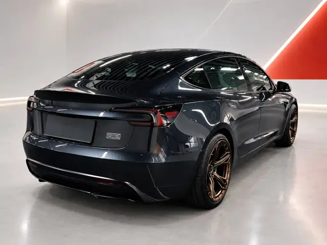 Tesla Model 3 — Фото автомобиля 6