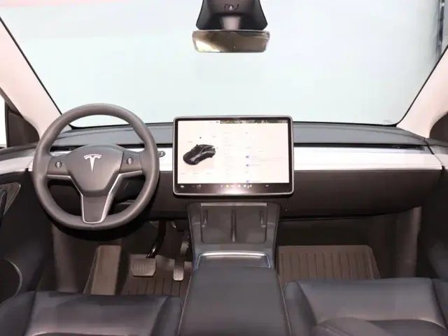Tesla Model Y — Фото автомобиля 12