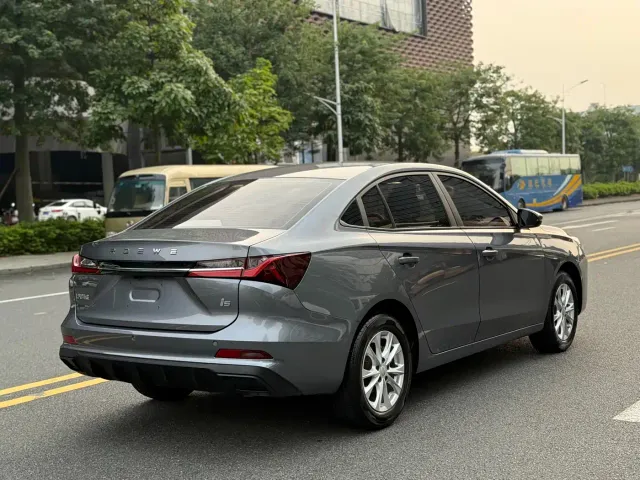 Roewe i5 — Фото автомобиля 6
