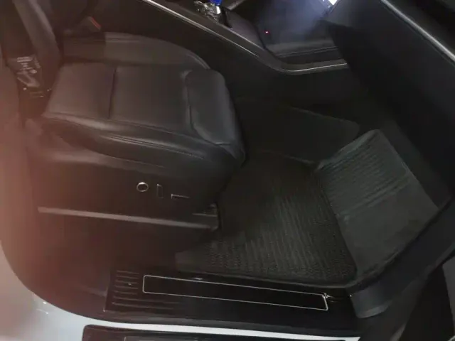 Tesla Model X — Фото автомобиля 8