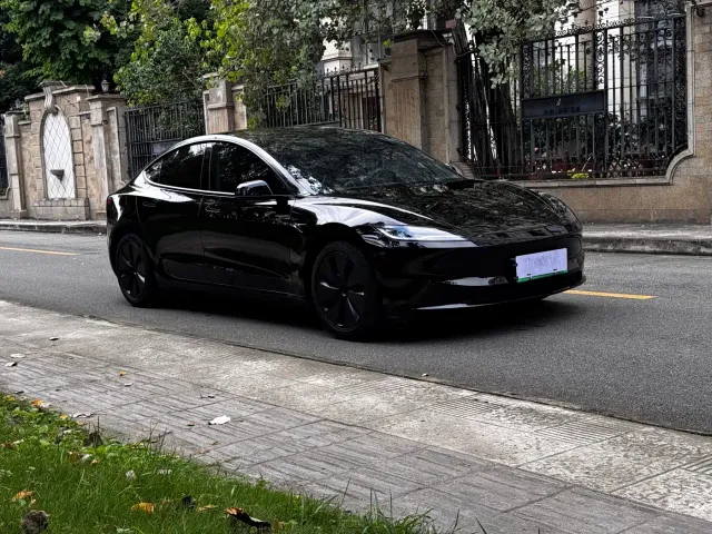 Tesla Model 3 — Фото автомобиля 3