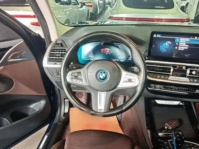 BMW iX3 — Фото автомобиля 10