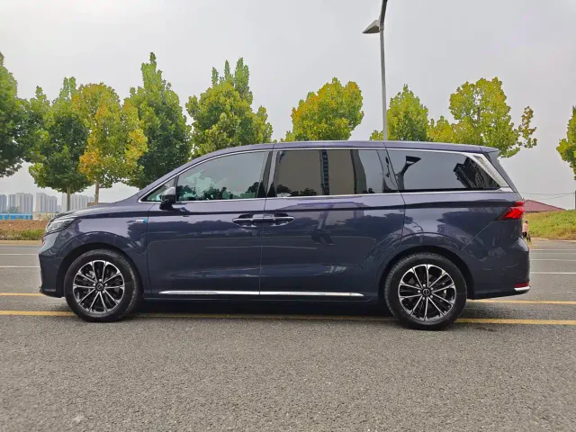 Roewe iMAX8 — Фото автомобиля 12