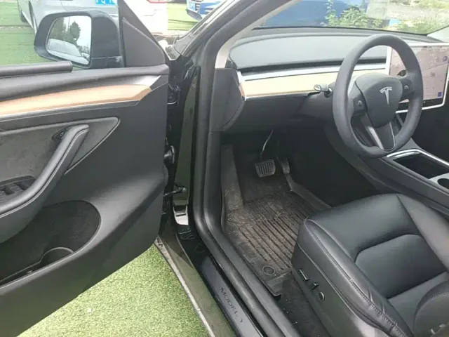 Tesla Model Y — Фото автомобиля 15