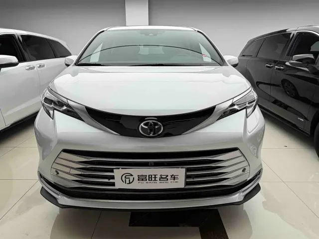 Toyota Sienna — Фото автомобиля 2