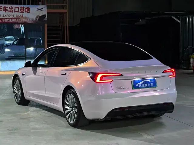 Tesla Model 3 — Фото автомобиля 9