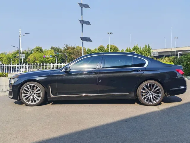BMW 7 Series — Фото автомобиля 8