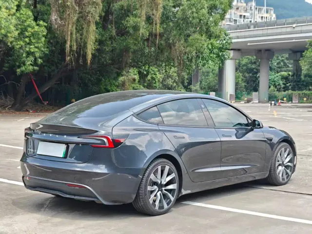 Tesla Model 3 — Фото автомобиля 10