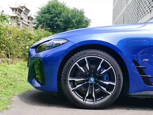 BMW i4 M50 — Фото автомобиля 8