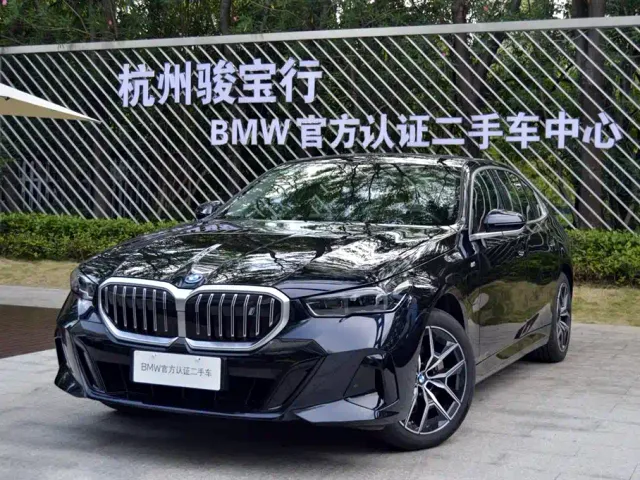 Фотография автомобиля — BMW i5